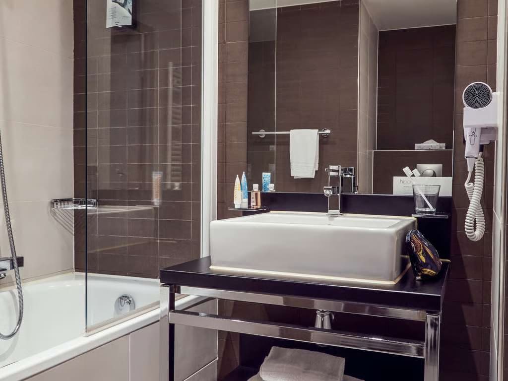 Salle de bain en résidence de tourisme en LMNP Adagio Marseille Timone à MARSEILLE