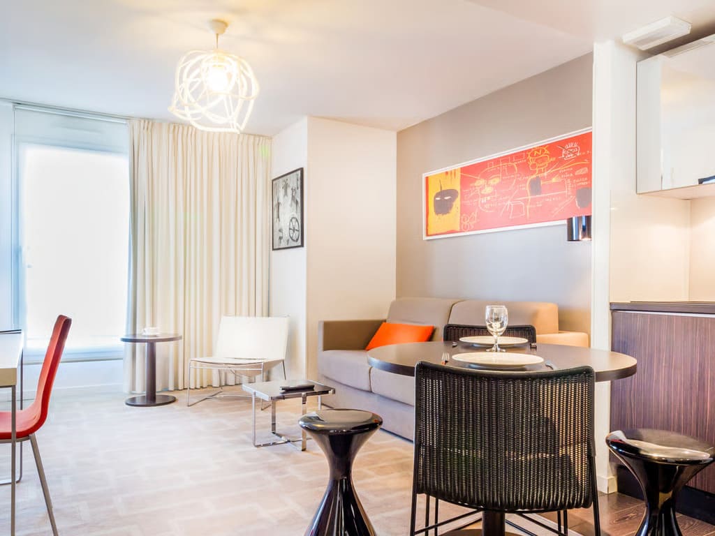 Salon du T2 en résidence de tourisme en LMNP Adagio Marseille Timone à MARSEILLE