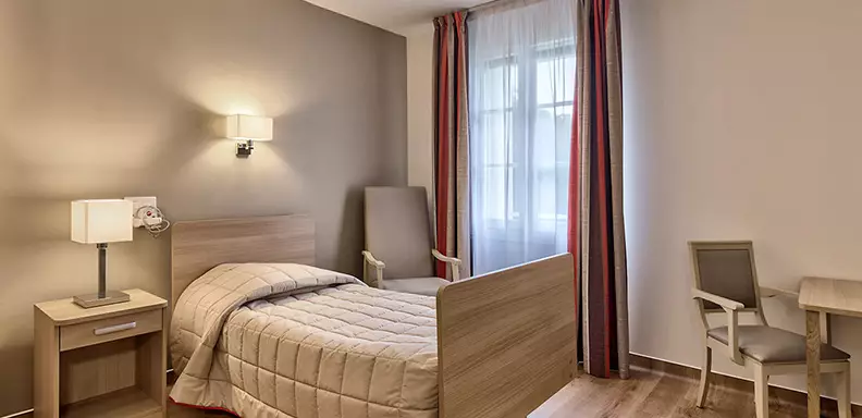 Chambre dans un EHPAD en LMNP résidence Le Cèdre à Plailly