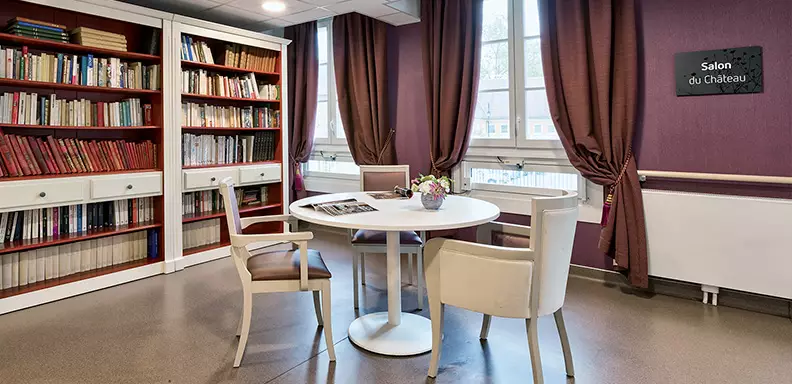 Salle de lecture dans un EHPAD en LMNP résidence Le Cèdre à Plailly
