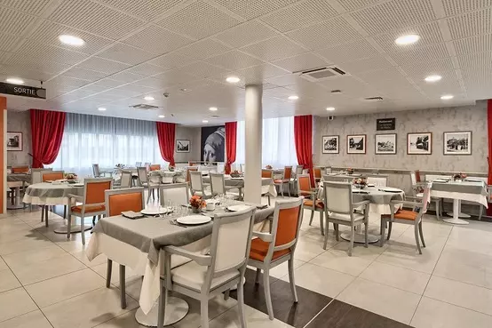 Salle de restauration dans un EHPAD en LMNP résidence Le Cèdre à Plailly