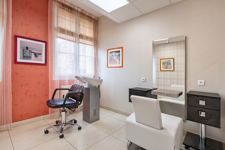 Salon de coiffure dans un EHPAD en LMNP résidence Le Cèdre à Plailly