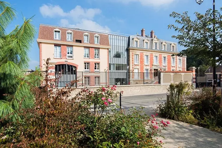 Vue extérieure dans un EHPAD en LMNP résidence Le Cèdre à Plailly