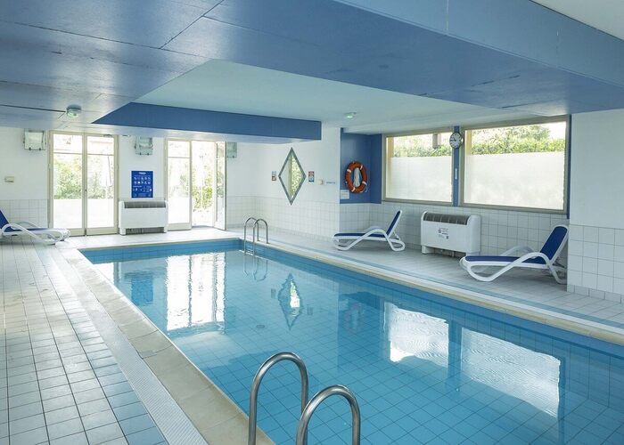 Piscine couverte dans une residence de tourisme en LMNP au domaine des rois à BERGHEIM