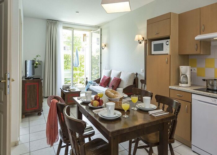 Séjour et coin repas dans une residence de tourisme en LMNP au domaine des rois à BERGHEIM