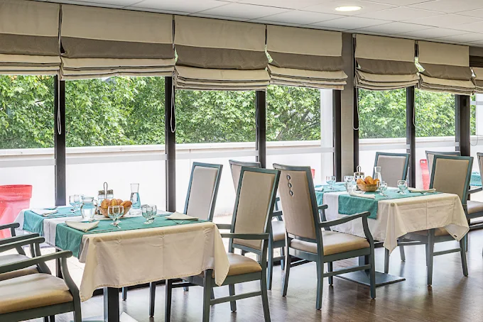 Salle de restauration de l'EHPAD en LMNP Les Dames Blanches à TOURS