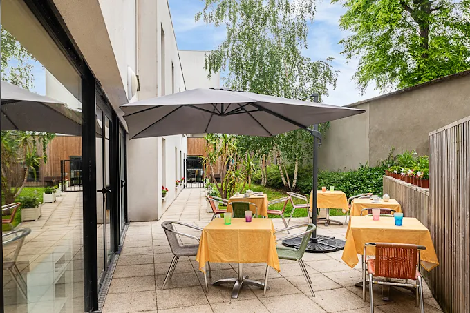 Terrasse de l'EHPAD en LMNP Les Dames Blanches à TOURS