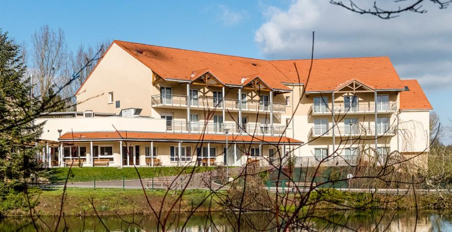 Vue bâtiment - lac de la résidence en LMNP de l'EHPAD Le Domaine de Domèvre à VAXY