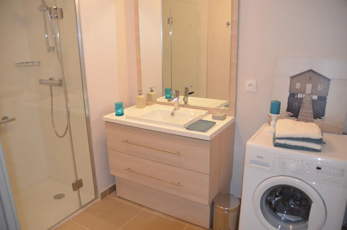 Salle d'eau de la résidence sénior NOHEE en LMNP à BENODET
