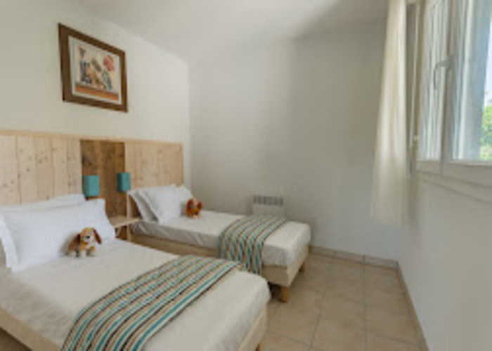 Chambre deux lits simple résidence lmnp tourisme Le Verdon Sur Mer L'estuaire