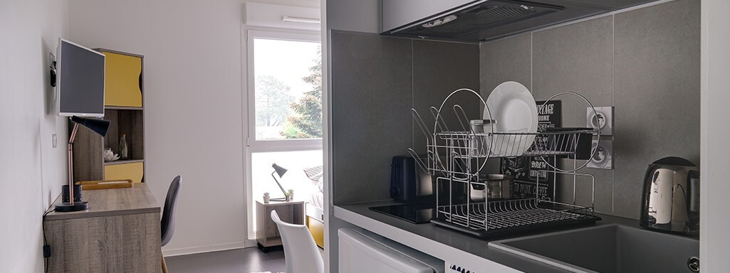 Studio et kitchenette de la résidence étudiante LMNP All Suites Study à PESSAC