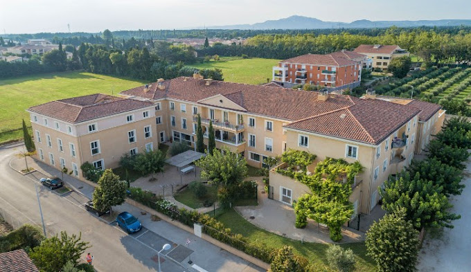 Vue du bâtiment exterieure dans l'EHPAD L'amandière à Salon De Provence
