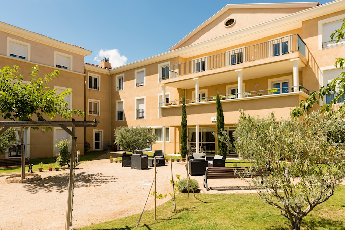 Vue entrée dans l'EHPAD L'amandière à Salon De Provence