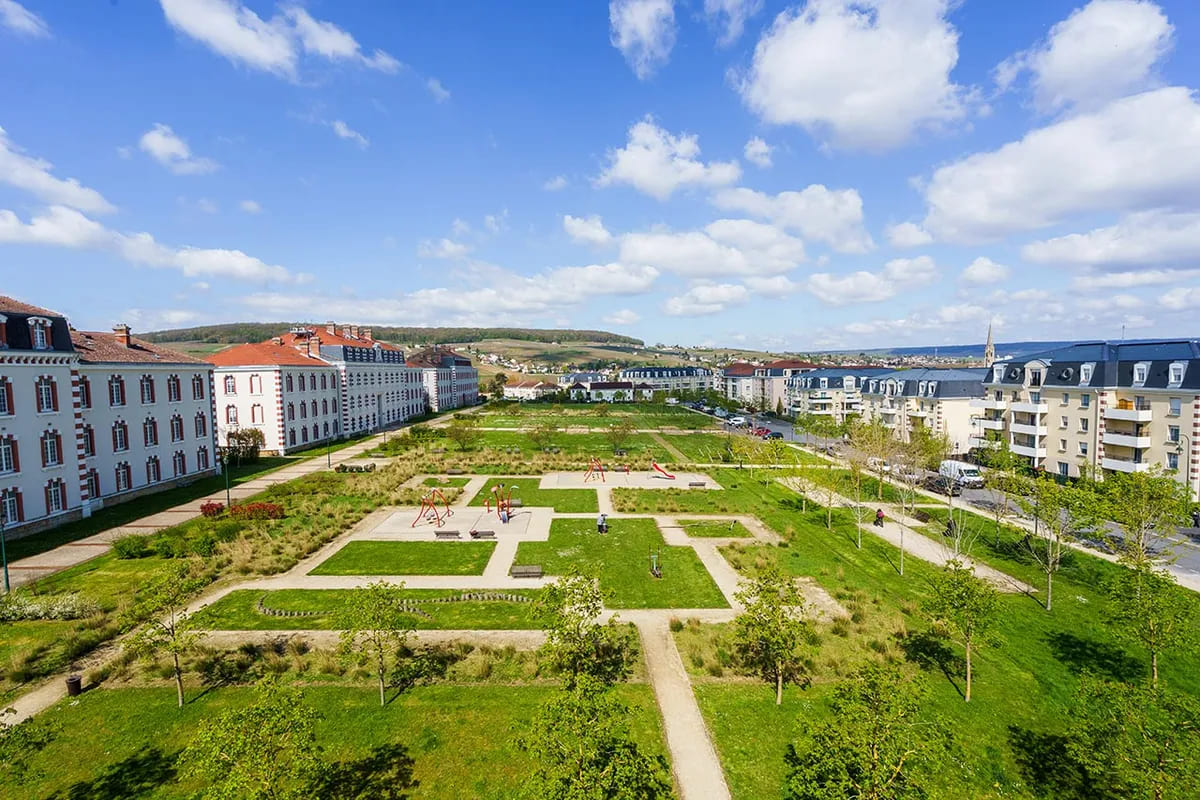 Vue extérieure 2 en résidence sénior en LMNP Les templitudes à Epernay