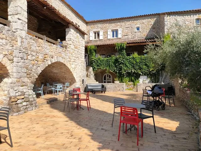 Terrasse de la résidence en LMNP de tourisme Lou Castel à BERRIAS-ET-CASTELJAU