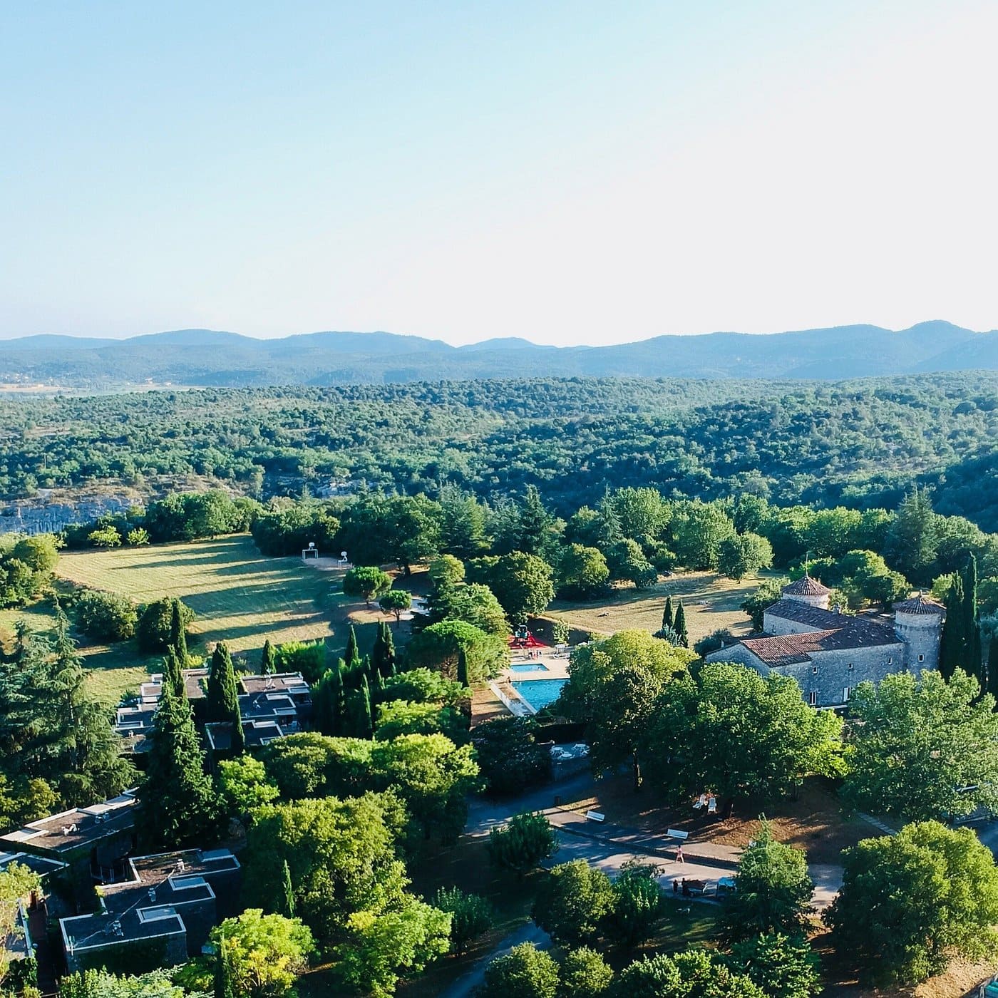Vue aérienne de la résidence en LMNP de tourisme Lou Castel à BERRIAS-ET-CASTELJAU