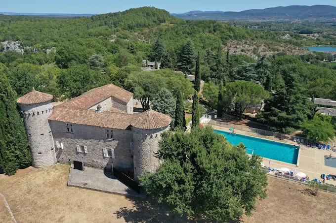 Vue aérienne extérieure de la résidence en LMNP de tourisme Lou Castel à BERRIAS-ET-CASTELJAU