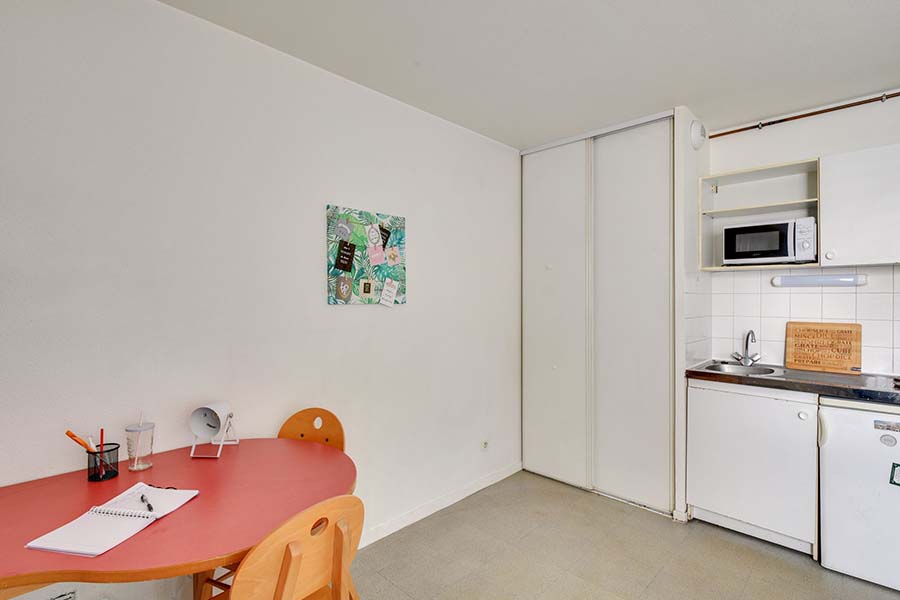 Coin cuisine en résidence LMNP étudiante Le Saint Mandeen à Paris