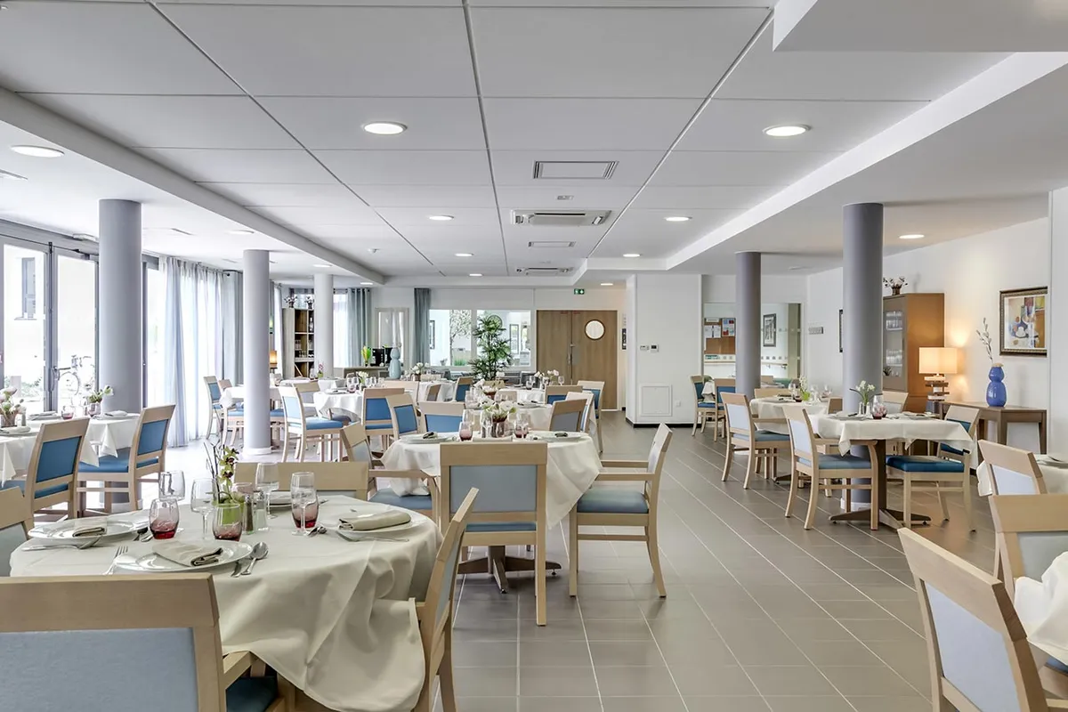 Salle de déjeuner de la résidence Sénior Les Templitudes en LMNP à CAEN