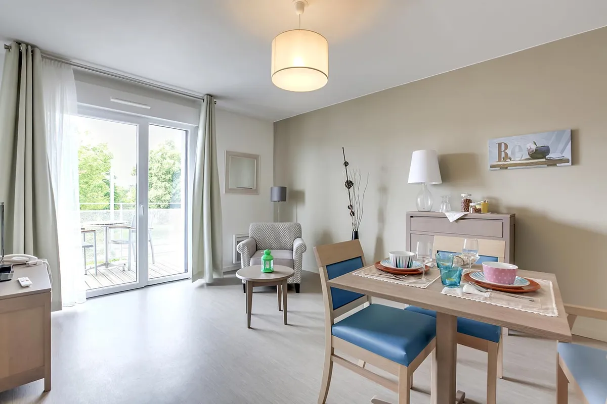 Salon et coin repas de la résidence Sénior Les Templitudes en LMNP à CAEN