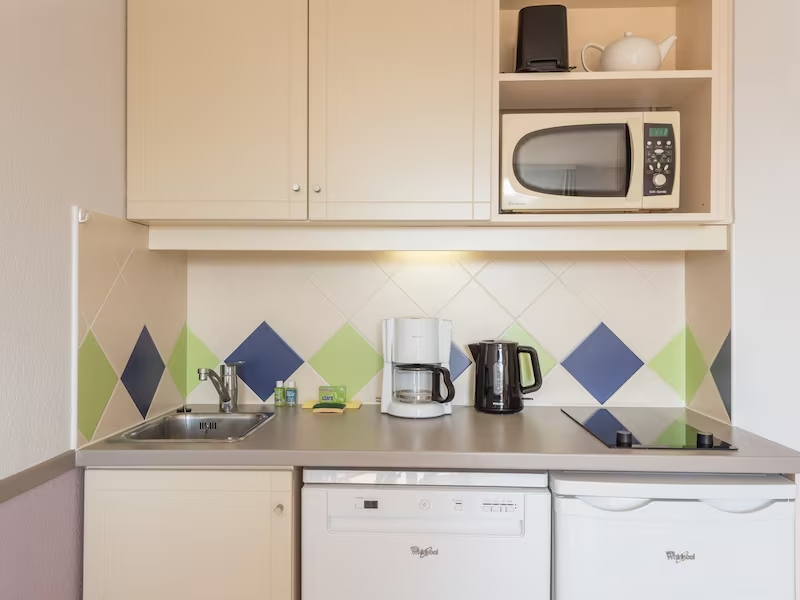 Kitchenette en résidence LMNP de tourisme La Rostagne à ANTIBES