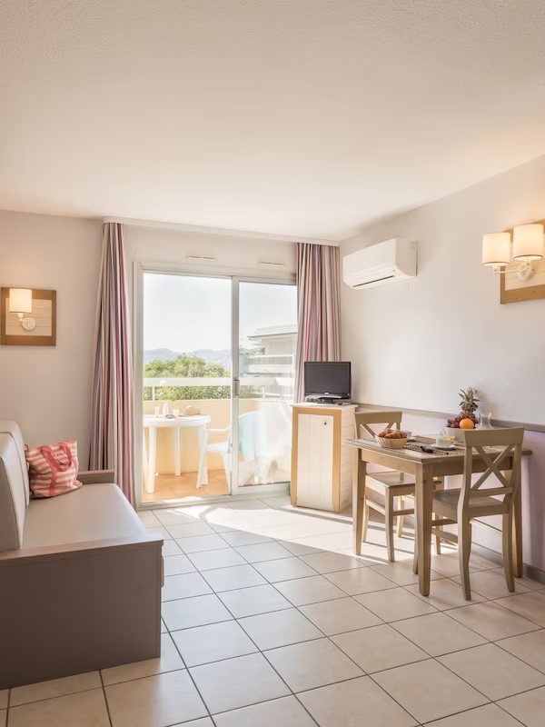 Séjour et balcon en résidence LMNP de tourisme La Rostagne à ANTIBES