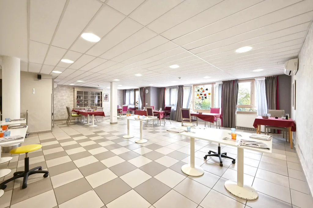 Salle de déjeuner en résidence LMNP Les Bains à Saint-Peray