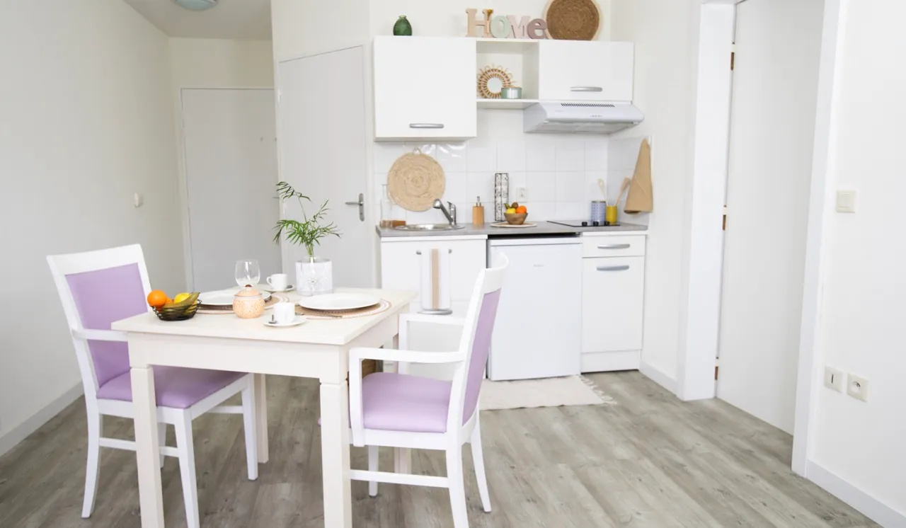 Cuisine du T2 de la résidence sénior Vivéa en LMNP à LOCHES