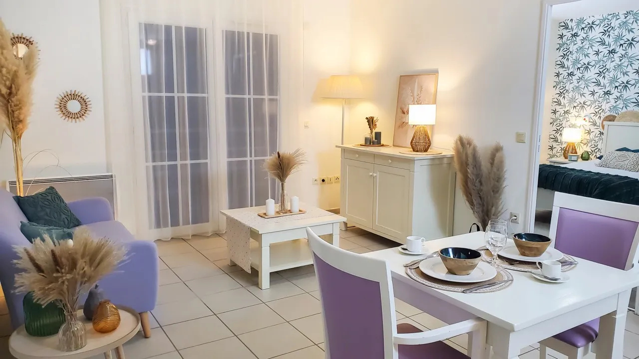 Vue du séjour et chambre du pavillon de la résidence sénior Vivéa en LMNP à LOCHES