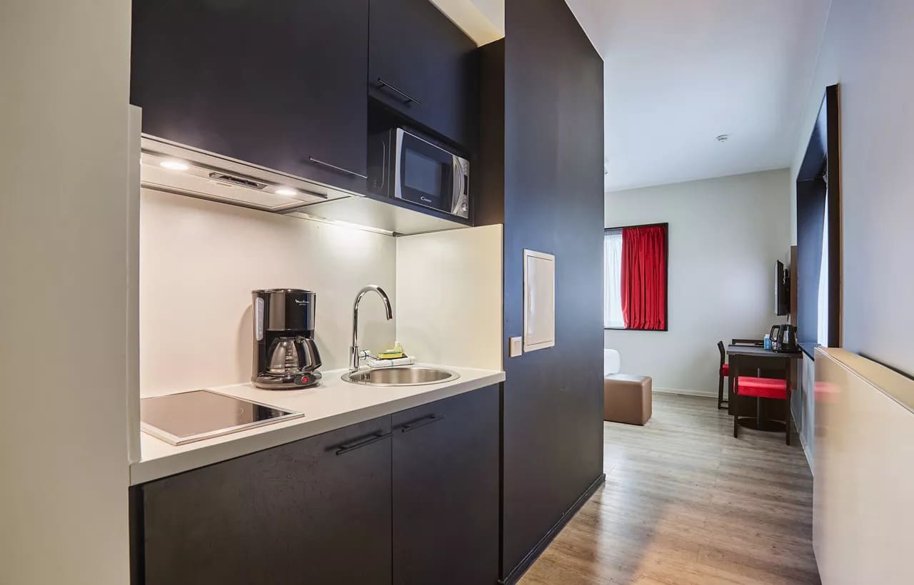 Kitchenette de la résidence de tourisme d'affaires en LMNP Appart'hôtel Odalys City à Paris 17e
