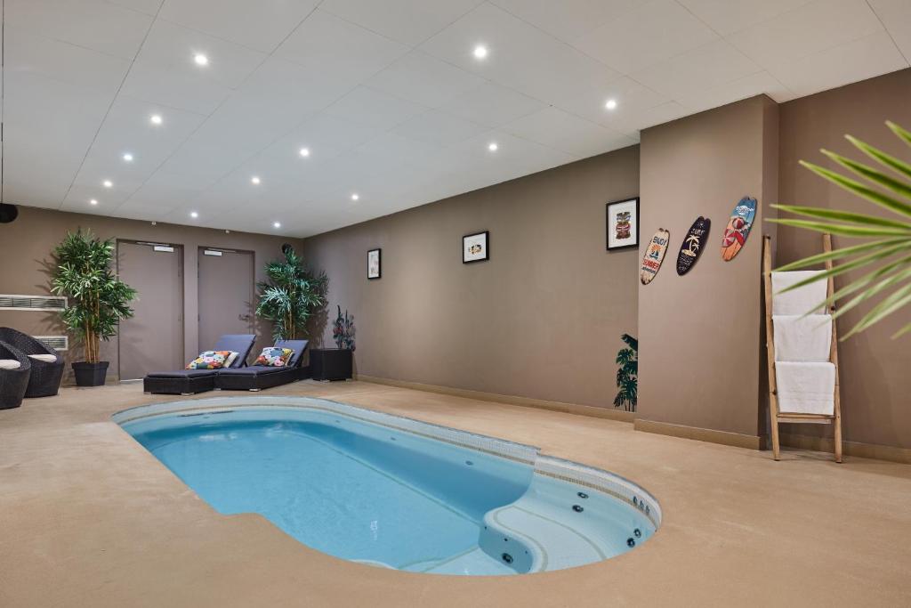 Piscine couverte de la résidence de tourisme d'affaires en LMNP Appart'hôtel Odalys City à Paris 17e