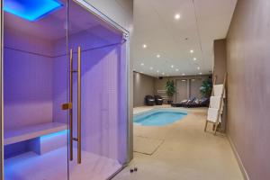 Piscine couverte et hammam de la résidence de tourisme d'affaires en LMNP Appart'hôtel Odalys City à Paris 17e