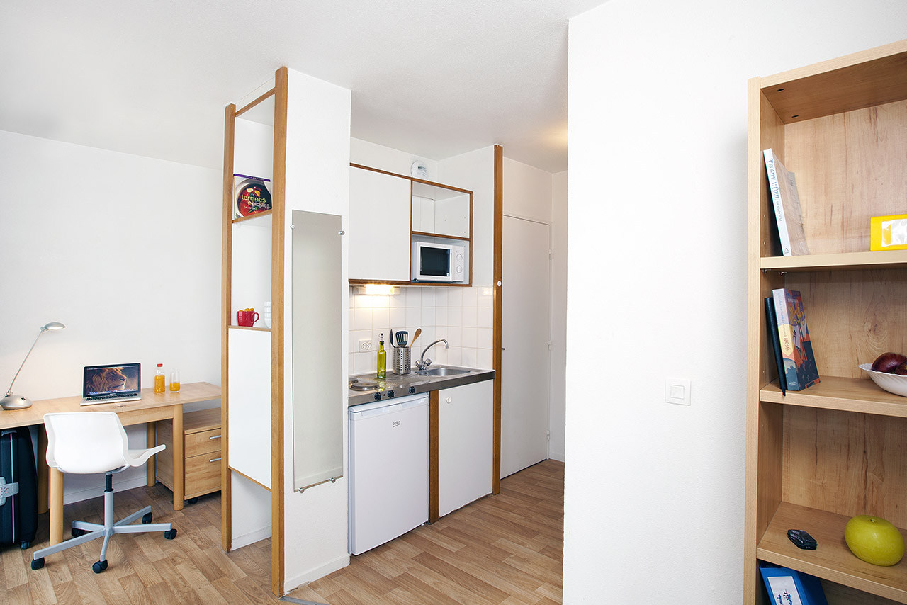 Kitchenette et coin bureau en résidence étudiante en LMNP Victor Hugo Les Estudines à CLICHY