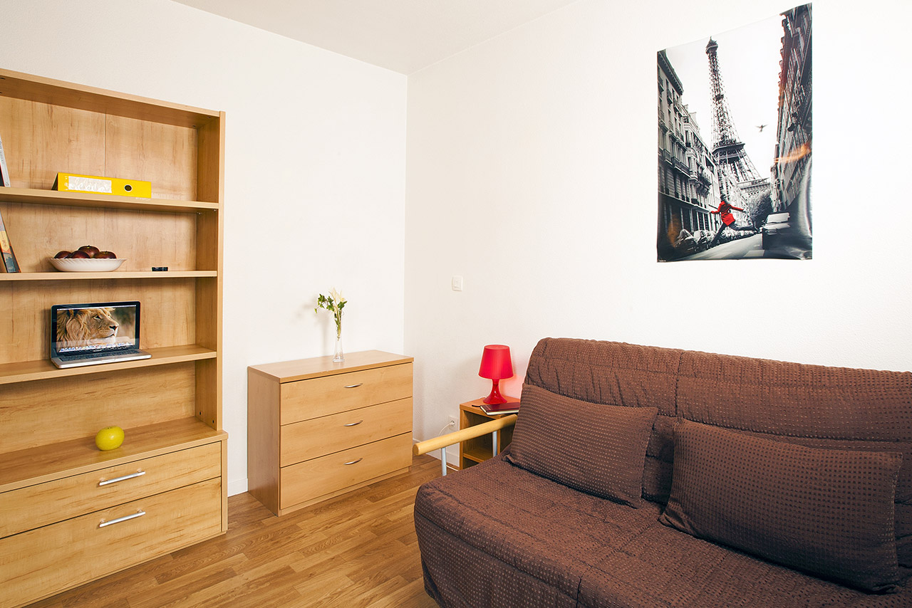 Kitchenette et coin bureau en résidence étudiante en LMNP Victor Hugo Les Estudines à CLICHY