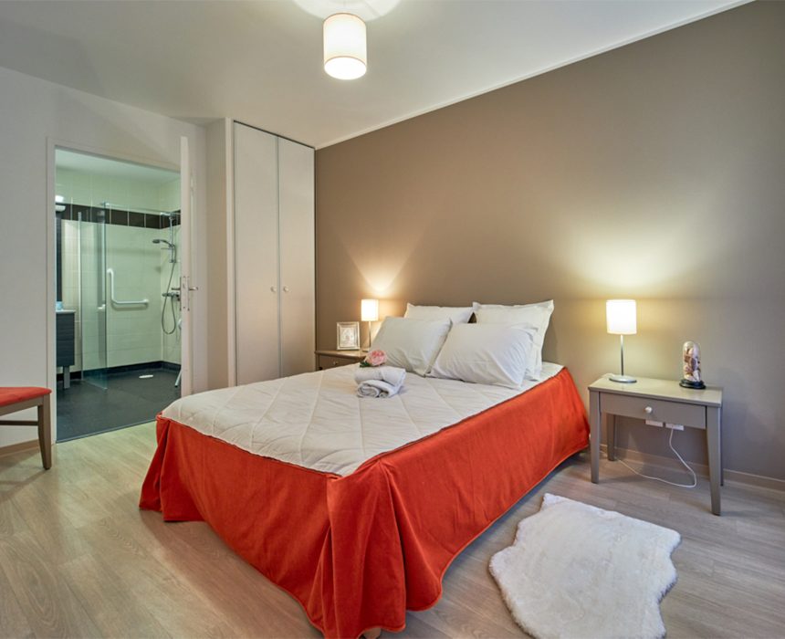 Chambre et salle d'ean en résidence sénior LMNP Scamaroni à CAEN