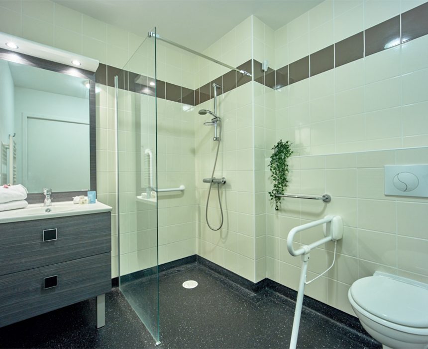 Salle d'eau en résidence sénior LMNP Scamaroni à CAEN