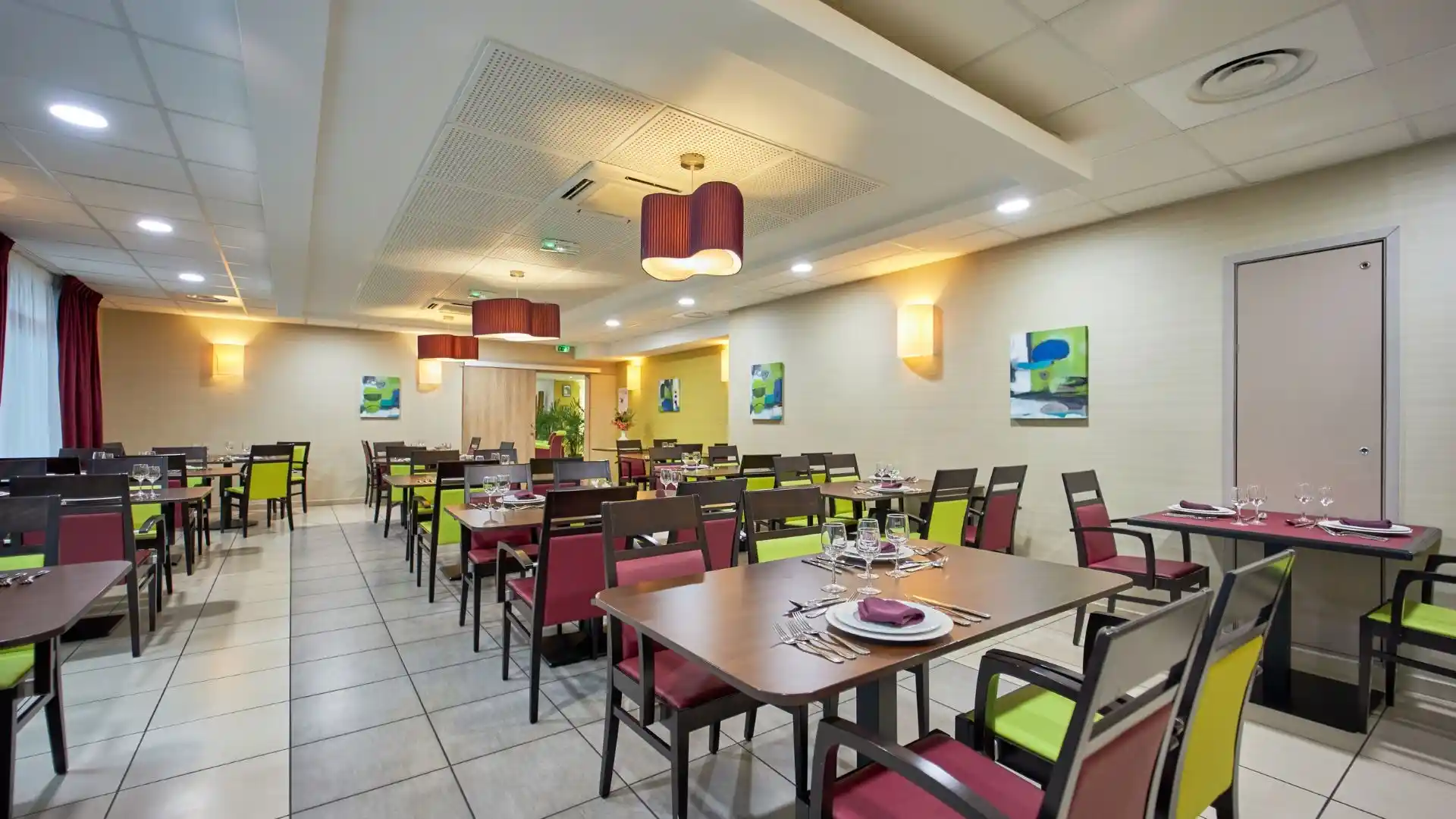 Salle de restauration en résidence sénior LMNP Scamaroni à CAEN.