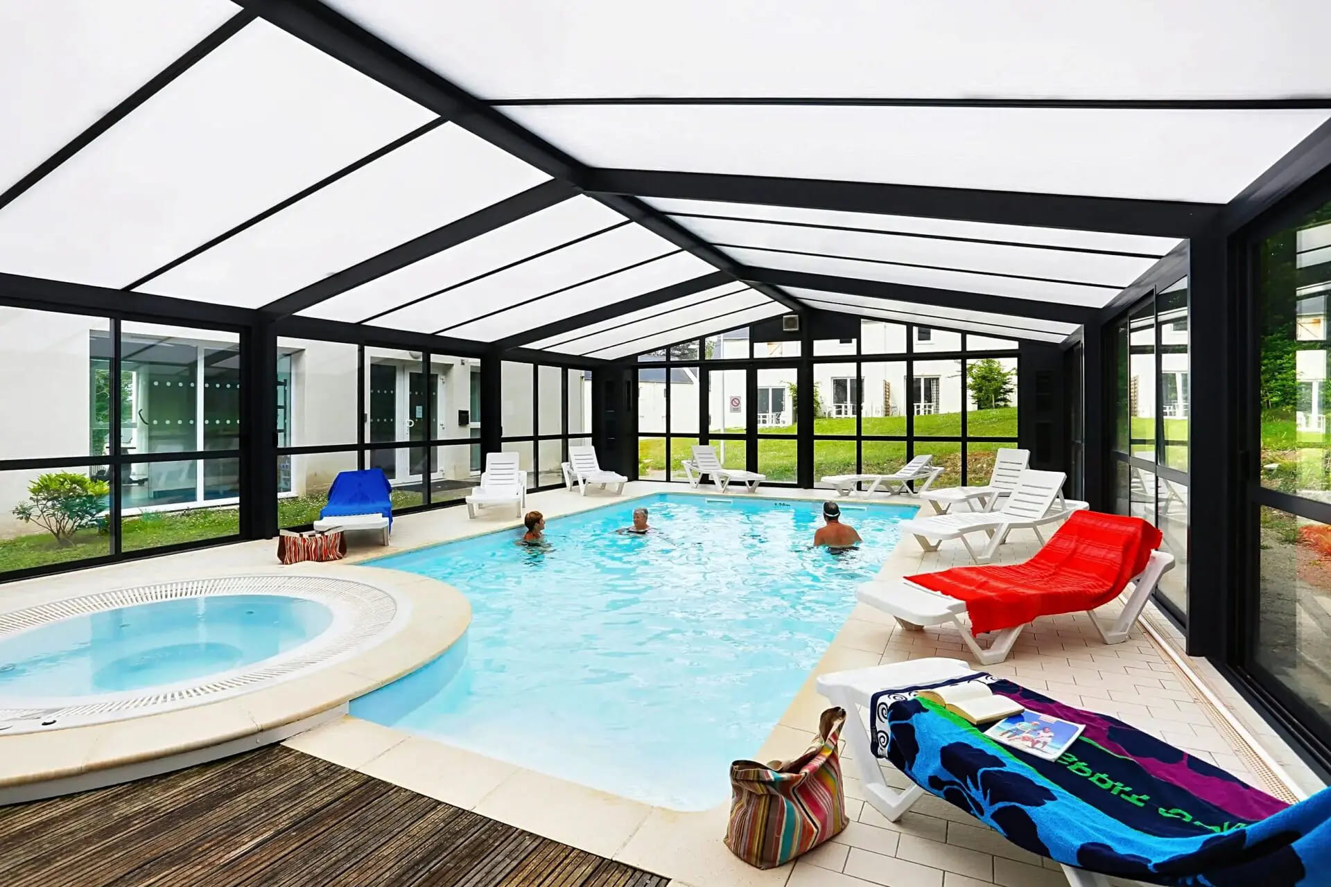 Piscine couverte de la résidence de tourisme en LMNP Le domaine de la Baie à Audierne