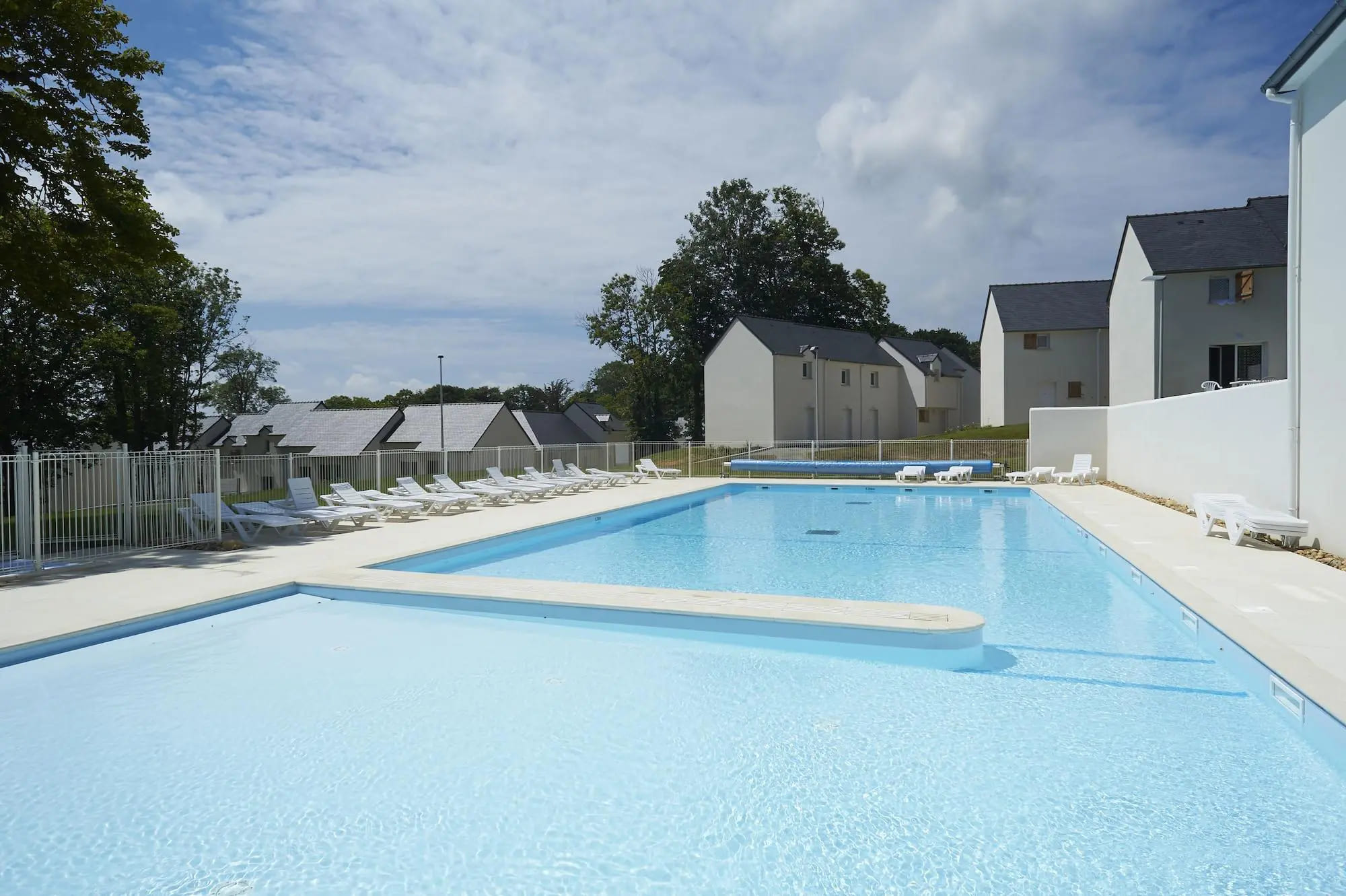 Piscine de la résidence de tourisme en LMNP Le domaine de la Baie à Audierne