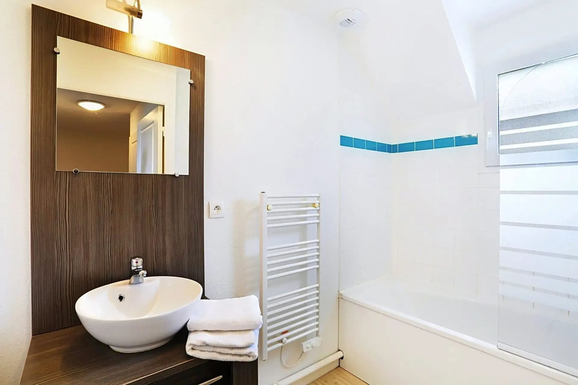 Salle de bain de la résidence de tourisme en LMNP Le domaine de la Baie à Audierne