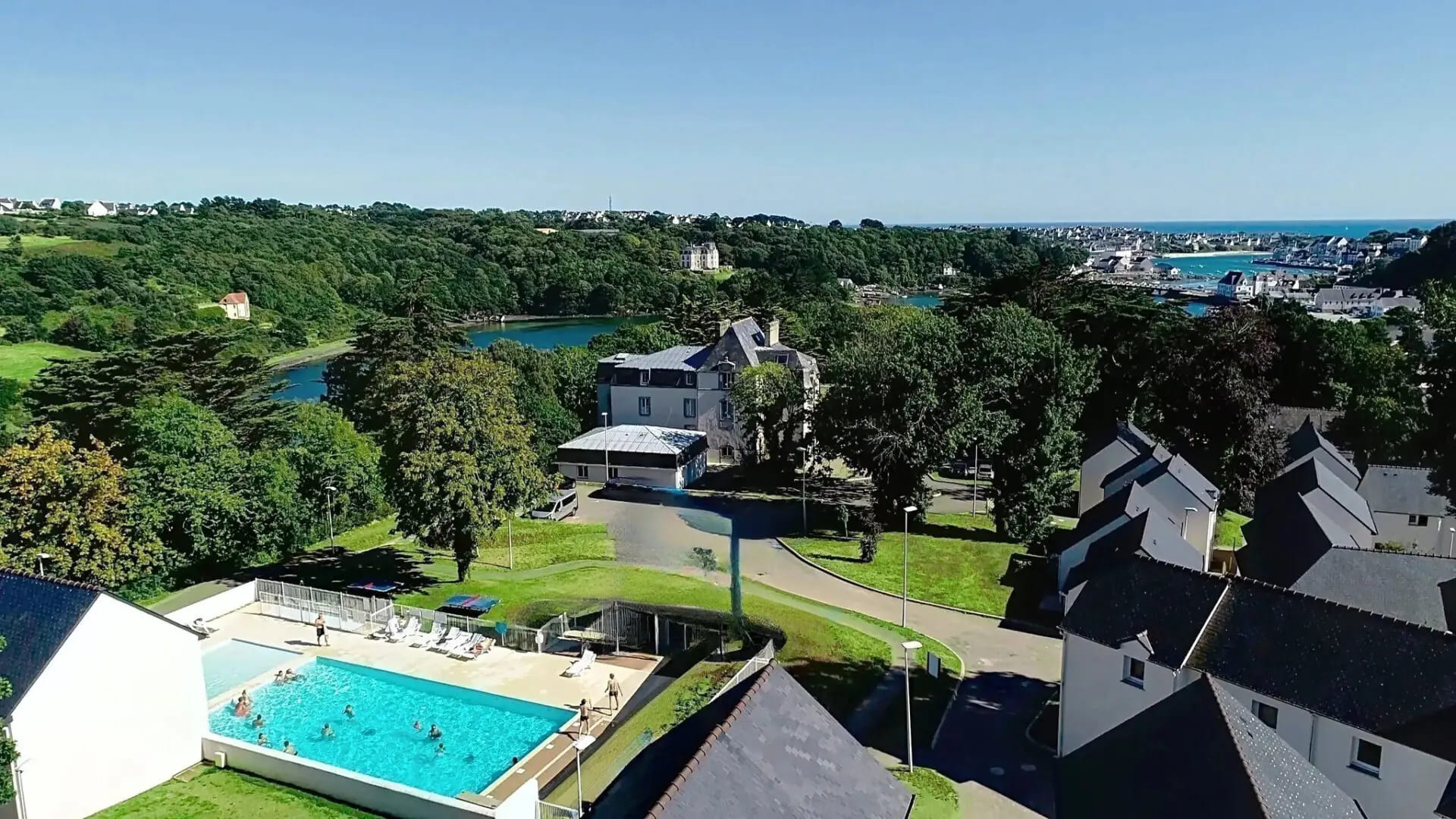 Vue aérienne de la résidence de tourisme en LMNP Le domaine de la Baie à Audierne