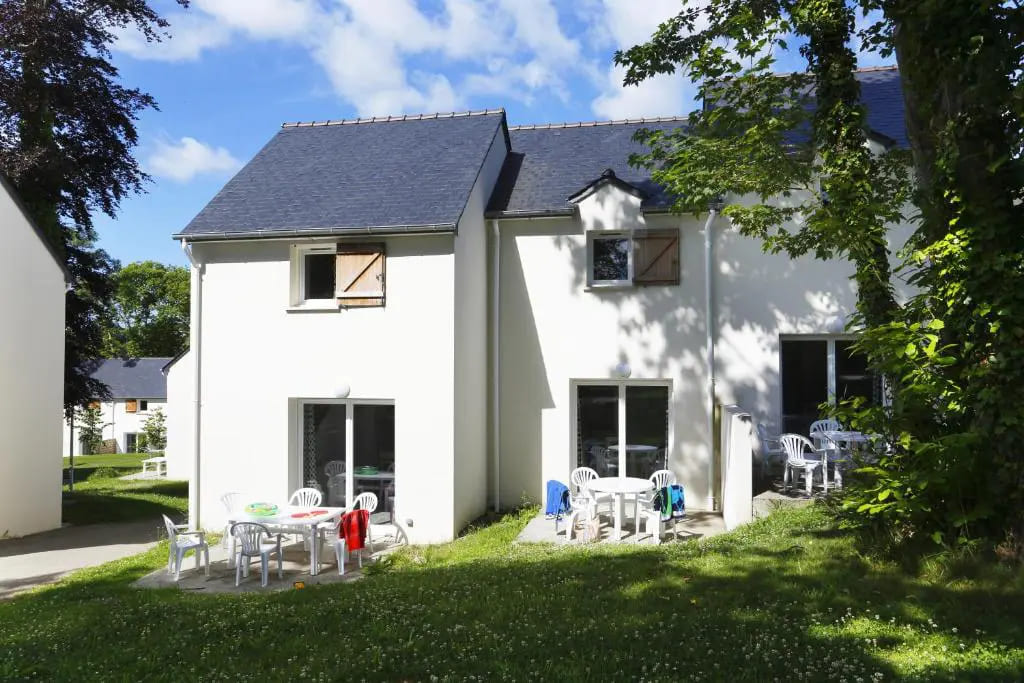 Vue maisonnette avec jardin de la résidence de tourisme en LMNP Le domaine de la Baie à Audierne