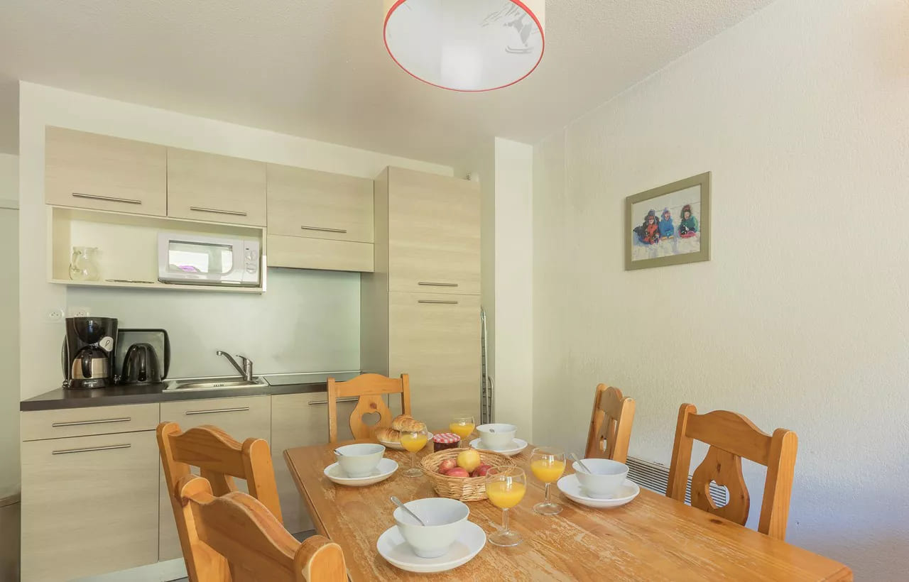 Coin cuisine et repas de la résidence en LMNP de tourisme Pra Sainte Marie à VARS