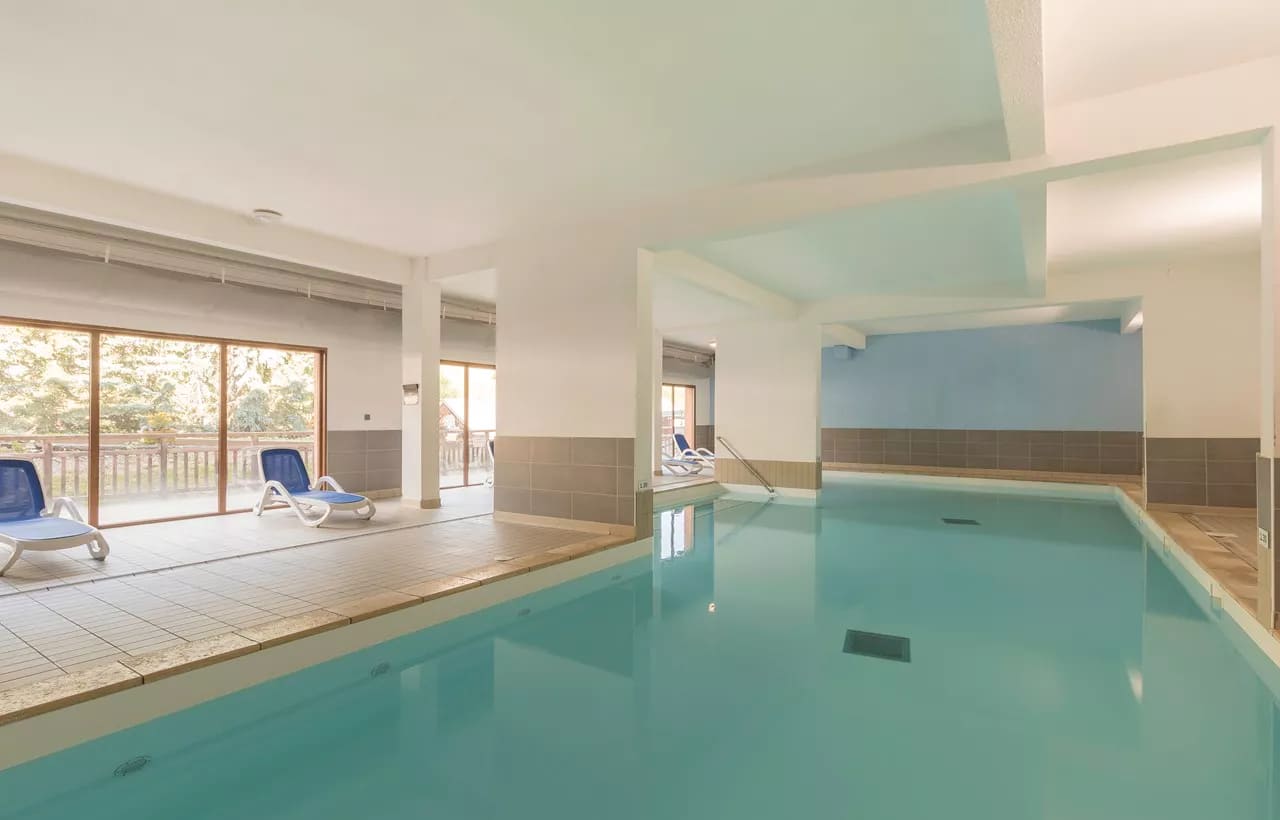 Piscine Intérieure chauffée de la résidence en LMNP de tourisme Pra Sainte Marie à VARS