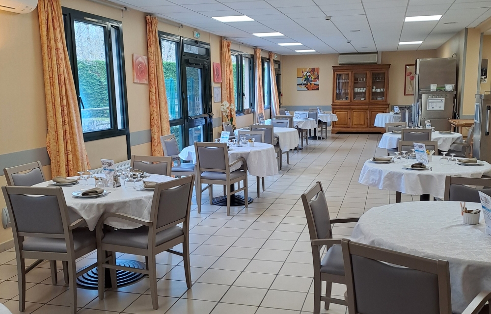 Salle de restauration dans l'EHPAD résidence Coissy en LMNP à AURILLAC