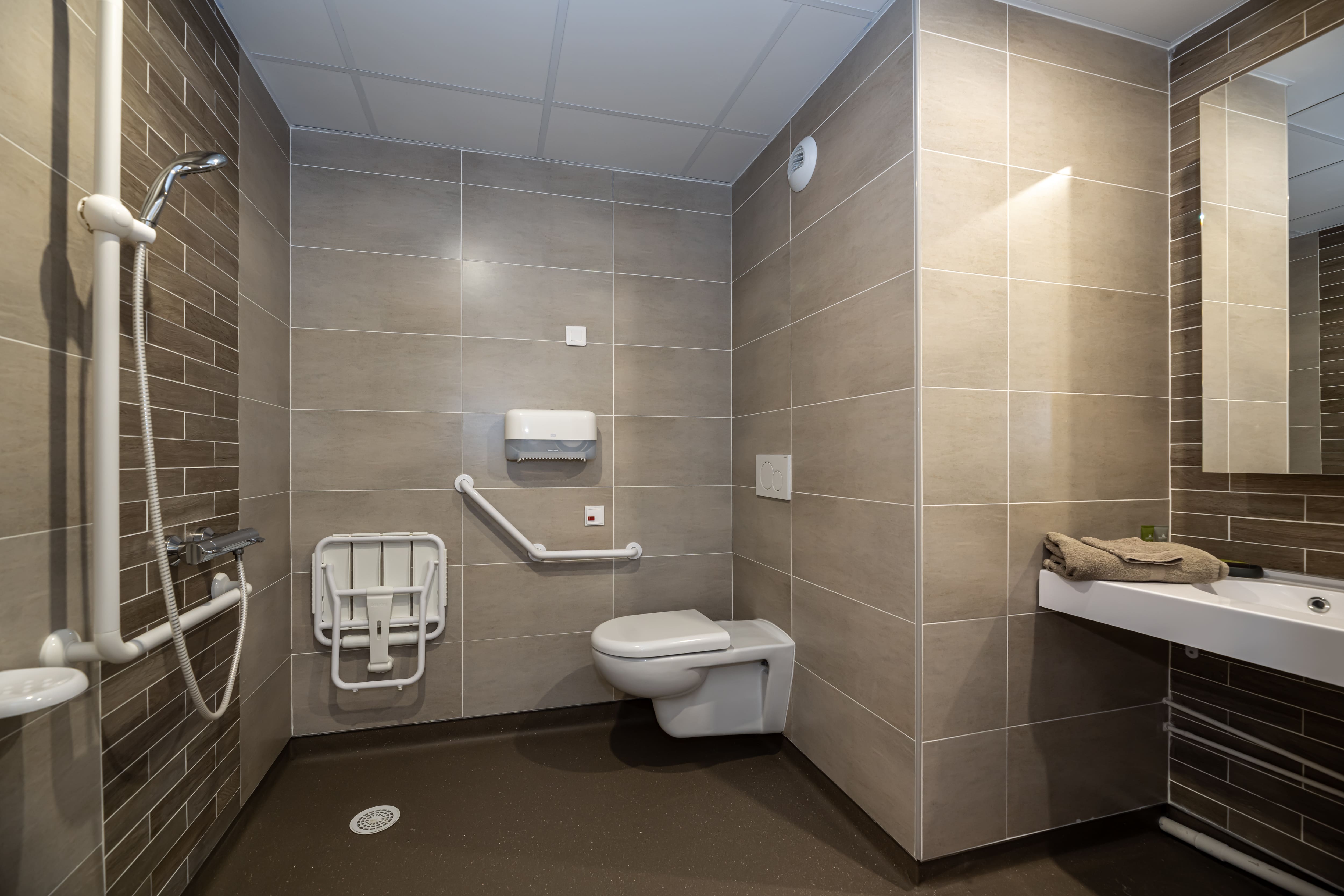 Salle d'eau de l'EHPAD en LMNP résidence Les Pastoureaux à VALENTON