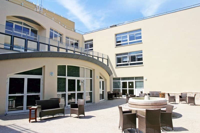 Terrasse extérieure de l'EHPAD en LMNP résidence Les Pastoureaux à VALENTON