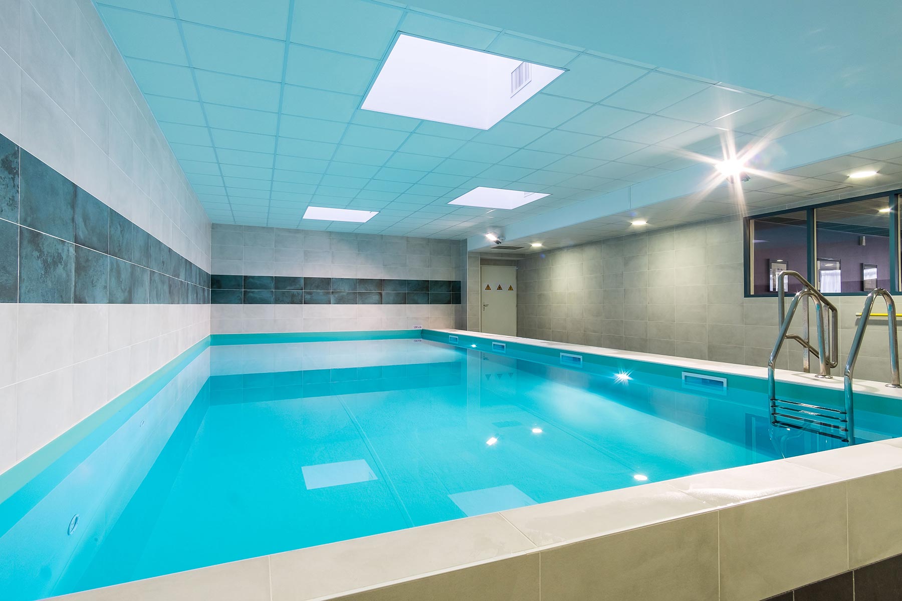 Piscine intérieure en résidence LMNP de tourisme Appart'Hotel Quai Victor Tours Centre à Tours