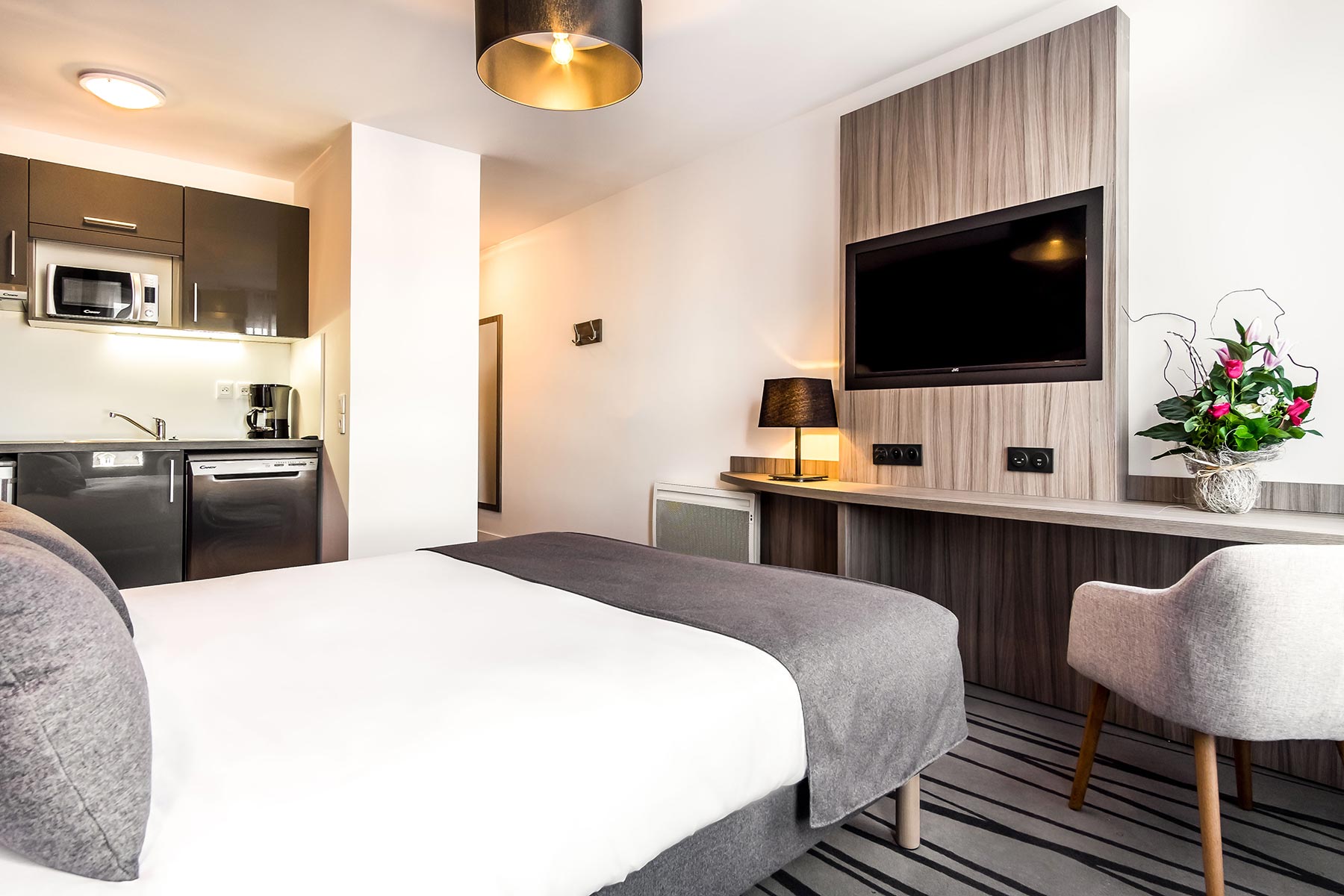 Vue d'ensemble chambre en résidence LMNP de tourisme Appart'Hotel Quai Victor Tours Centre à Tours