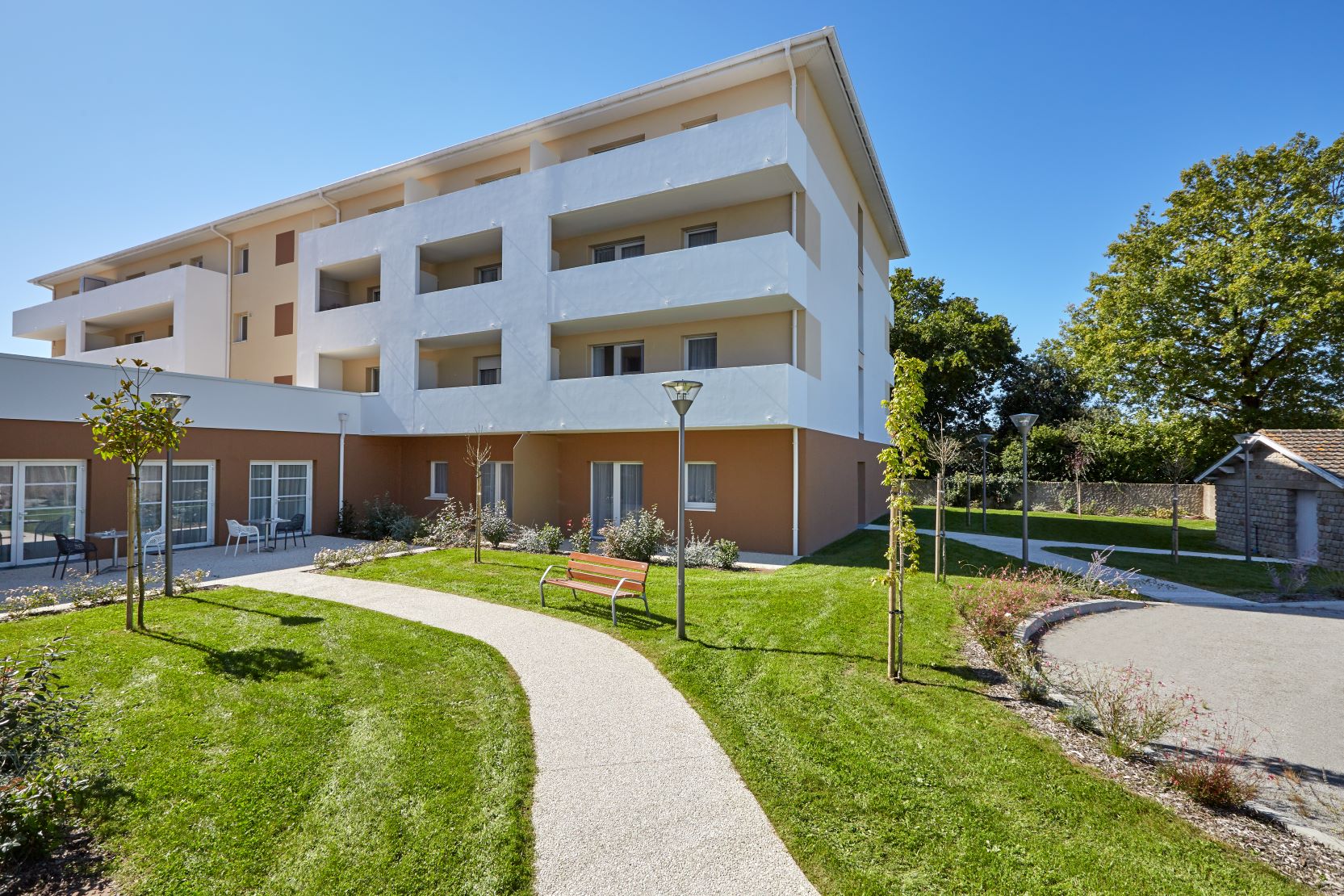 Jardin en résidence sénior LMNP les Hauts de l'Herseau à CHALLANS